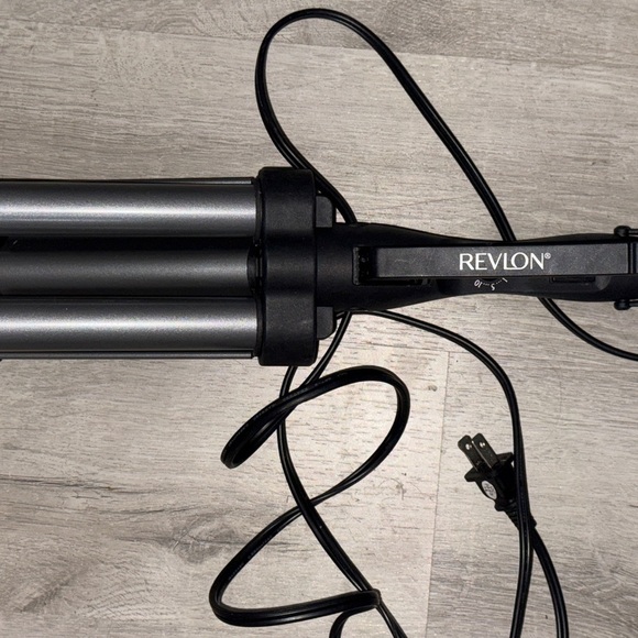 Revlon Triple Barrel Hair Waver in Black and Gray - Picture 3 of 6